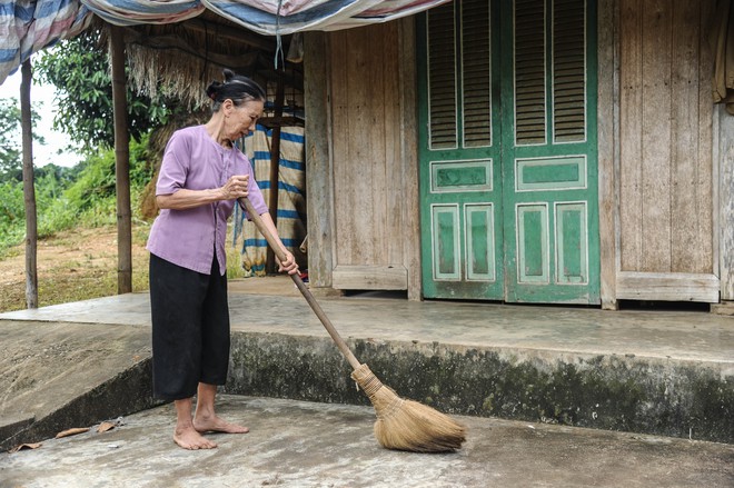 Thương cảnh người phụ nữ nửa thế kỷ chăm chồng khuyết tật trong căn nhà xiêu vẹo- Ảnh 7.