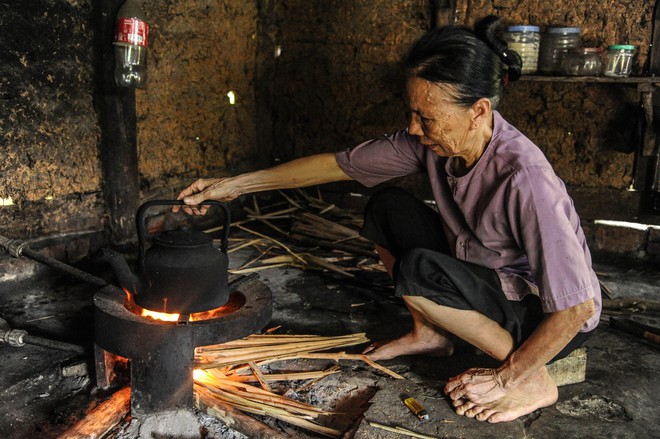 Thương cảnh người phụ nữ nửa thế kỷ chăm chồng khuyết tật trong căn nhà xiêu vẹo- Ảnh 8.