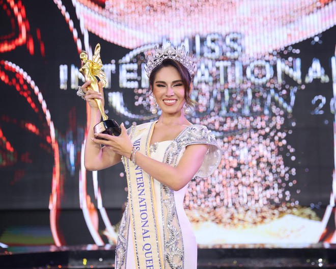 Vì sao người đẹp 28 tuổi từng ly hôn đăng quang Miss International Queen 2024, "vượt mặt" Tường San?- Ảnh 4.