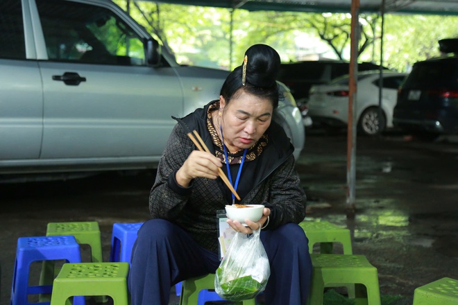 Ngon lành bữa sáng tặng bệnh nhân khó khăn - Ảnh 15.