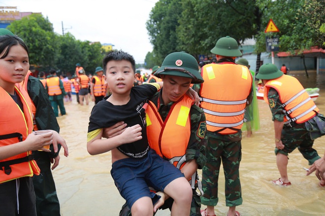 Thái Nguyên: Ngược dòng nước xiết, cứu người qua dòng chữ viết nguệch ngoạc trên mảnh giấy nhỏ - Ảnh 16.