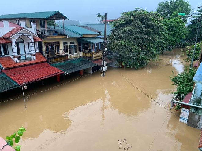 Bà xã Đăng Dương, Quang Trọng, Ngọc Lâm quặn lòng khi nhìn quê nhà Yên Bái, Thái Nguyên chìm trong lũ - Ảnh 1.