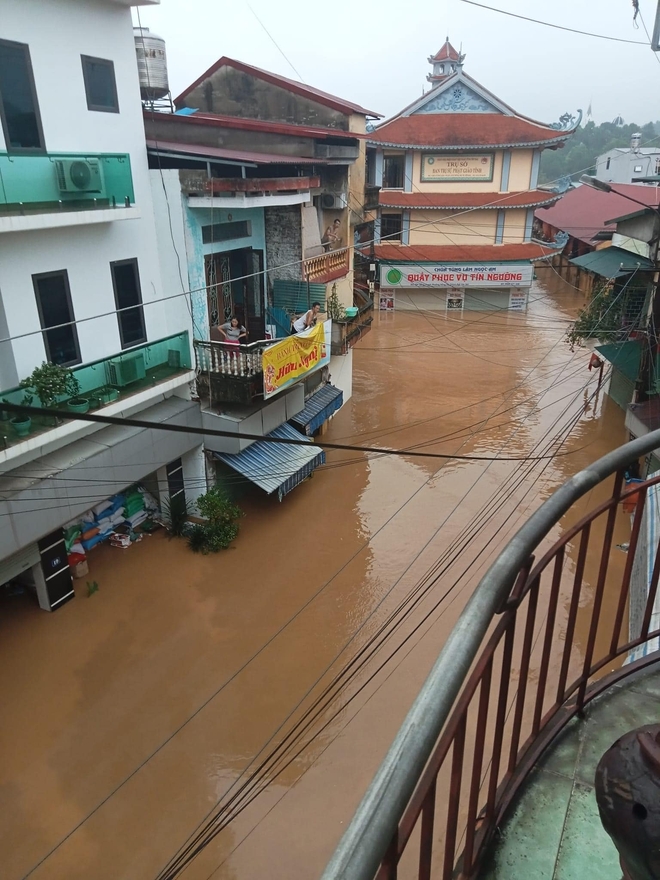 Bà xã Đăng Dương, Quang Trọng, Ngọc Lâm quặn lòng khi nhìn quê nhà Yên Bái, Thái Nguyên chìm trong lũ - Ảnh 3.