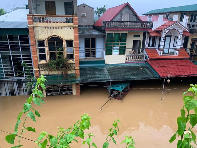 Bà xã Đăng Dương, Quang Trọng, Ngọc Lâm quặn lòng khi nhìn quê nhà Yên Bái, Thái Nguyên chìm trong lũ - Ảnh 2.