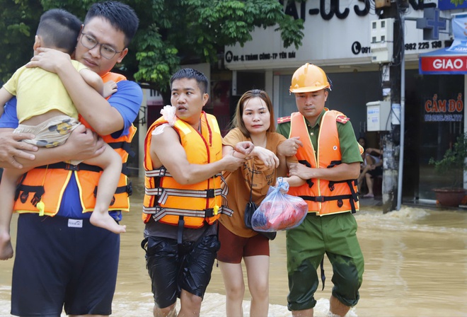 Xúc động cảnh cứu hộ nhiều em nhỏ ra khỏi vùng lũ, vùng cực kỳ nguy hiểm ở Yên Bái - Ảnh 4.