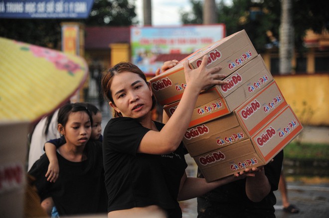 “Tôi không sợ đói, không sợ rét, không còn sống trong bóng đêm sau trận lũ lịch sử” - Ảnh 12.