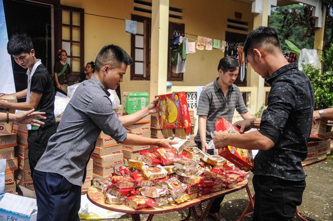 Người dân vùng lũ đón nhận yêu thương từ bạn đọc Báo Dân Việt - Ảnh 11.