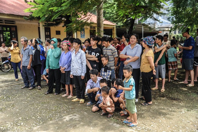 Người dân vùng lũ đón nhận yêu thương từ bạn đọc Báo Dân Việt - Ảnh 4.