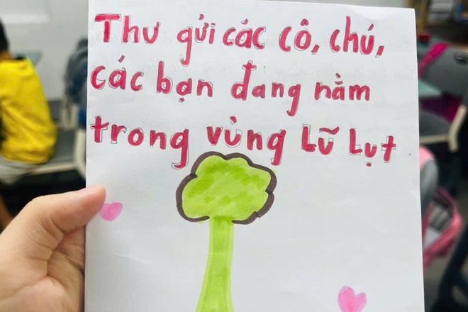 Xúc động và bất ngờ với lời nhắn của học sinh tiểu học Hà Nội trên gói bánh mỳ ủng hộ vùng bão lụt - Ảnh 3.