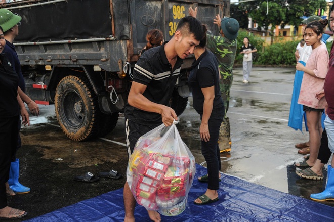 Hàng nghìn bạn đọc Báo Dân Việt ủng hộ hơn 3 tỷ đồng tiền và hàng cứu trợ người dân trong trận lũ lịch sử- Ảnh 6.