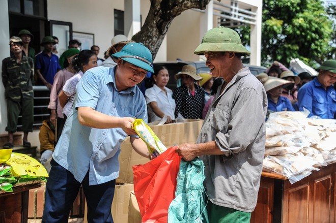 Những bước chân không mỏi: Hành trình Báo NTNN/Dân Việt cứu trợ đồng bào bị thiệt hại do lũ lụt - Ảnh 12.