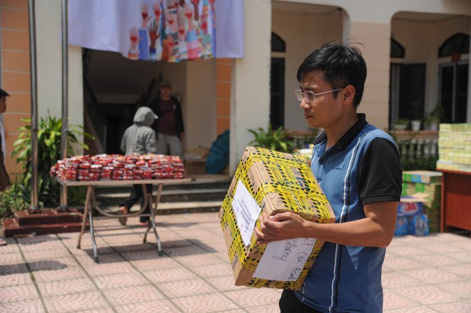 Những bước chân không mỏi: Hành trình Báo NTNN/Dân Việt cứu trợ đồng bào bị thiệt hại do lũ lụt - Ảnh 18.