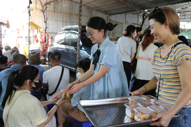 Phiên Chợ Trái Tim: "Bữa Cơm Yêu Thương" đỏ lửa trở lại sau siêu bão Yagi - Ảnh 17.