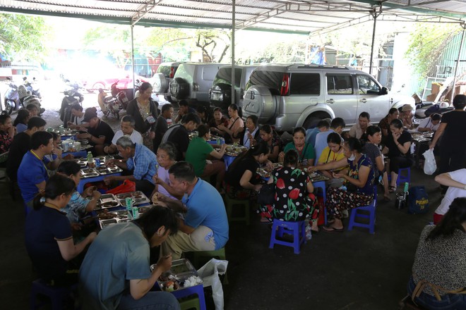 Phiên Chợ Trái Tim: "Bữa Cơm Yêu Thương" đỏ lửa trở lại sau siêu bão Yagi - Ảnh 26.