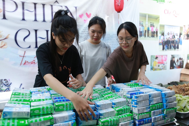 Phiên Chợ Trái Tim: "Bữa Cơm Yêu Thương" đỏ lửa trở lại sau siêu bão Yagi - Ảnh 12.