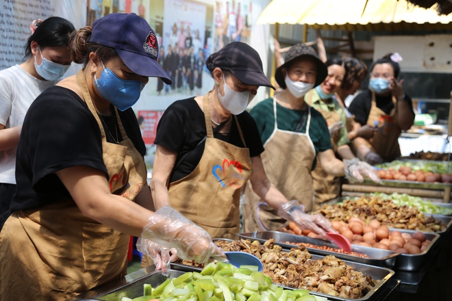 Phiên Chợ Trái Tim: "Bữa Cơm Yêu Thương" đỏ lửa trở lại sau siêu bão Yagi - Ảnh 19.