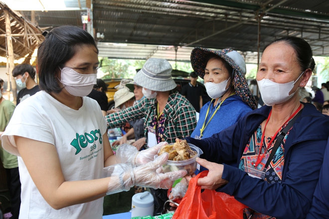 Phiên Chợ Trái Tim: "Bữa Cơm Yêu Thương" đỏ lửa trở lại sau siêu bão Yagi - Ảnh 31.