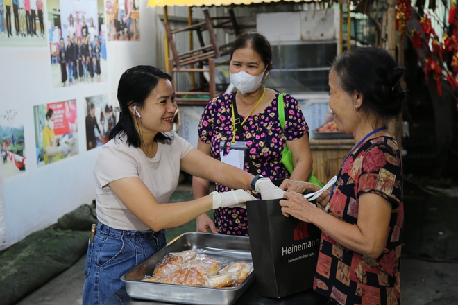 Phiên Chợ Trái Tim: "Bữa Cơm Yêu Thương" đỏ lửa trở lại sau siêu bão Yagi - Ảnh 3.