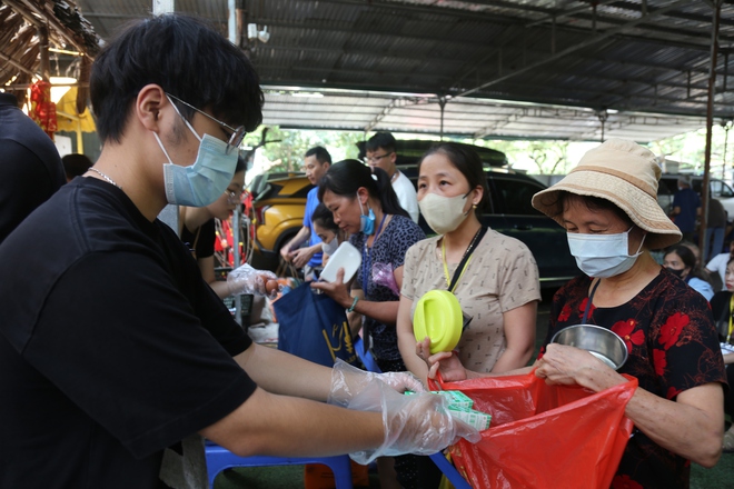 Phiên Chợ Trái Tim: "Bữa Cơm Yêu Thương" đỏ lửa trở lại sau siêu bão Yagi - Ảnh 33.