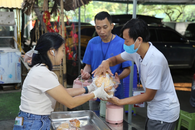 Phiên Chợ Trái Tim: "Bữa Cơm Yêu Thương" đỏ lửa trở lại sau siêu bão Yagi - Ảnh 4.