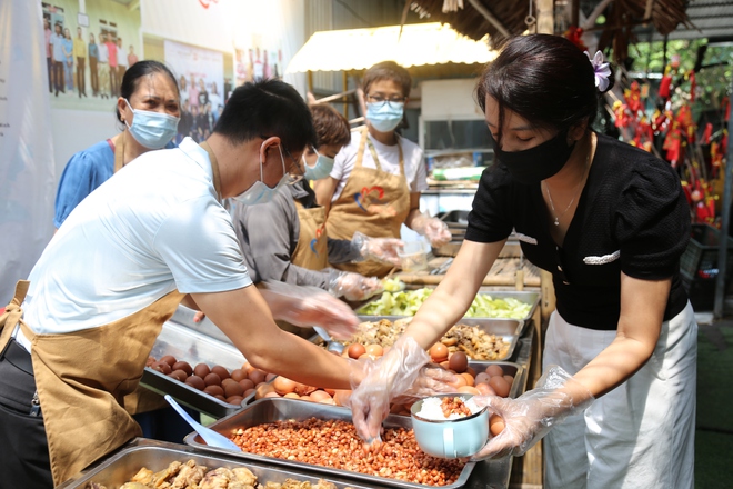 Phiên Chợ Trái Tim: "Bữa Cơm Yêu Thương" đỏ lửa trở lại sau siêu bão Yagi - Ảnh 20.