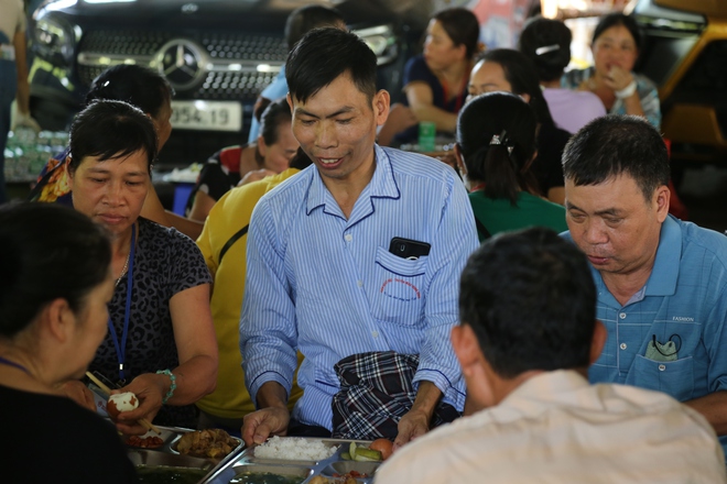 Phiên Chợ Trái Tim: "Bữa Cơm Yêu Thương" đỏ lửa trở lại sau siêu bão Yagi - Ảnh 28.