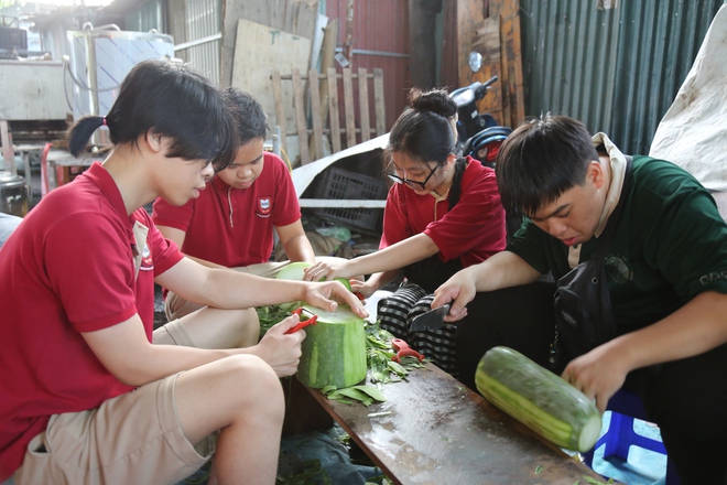 Phiên Chợ Trái Tim: "Bữa Cơm Yêu Thương" đỏ lửa trở lại sau siêu bão Yagi - Ảnh 5.