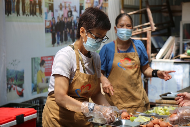 Phiên Chợ Trái Tim: "Bữa Cơm Yêu Thương" đỏ lửa trở lại sau siêu bão Yagi - Ảnh 24.