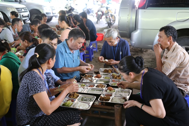 Phiên Chợ Trái Tim: "Bữa Cơm Yêu Thương" đỏ lửa trở lại sau siêu bão Yagi - Ảnh 29.