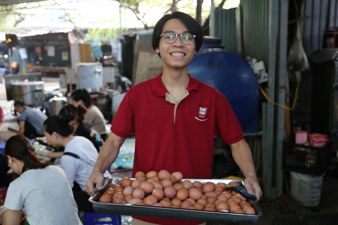 Phiên Chợ Trái Tim: "Bữa Cơm Yêu Thương" đỏ lửa trở lại sau siêu bão Yagi - Ảnh 11.