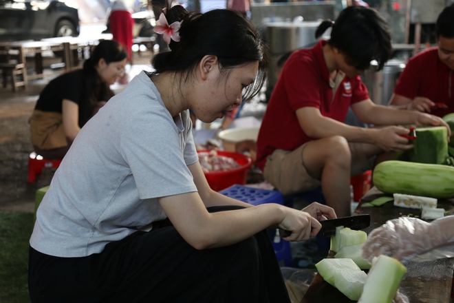 Phiên Chợ Trái Tim: "Bữa Cơm Yêu Thương" đỏ lửa trở lại sau siêu bão Yagi - Ảnh 7.