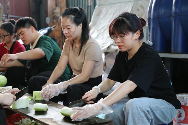 Phiên Chợ Trái Tim: "Bữa Cơm Yêu Thương" đỏ lửa trở lại sau siêu bão Yagi - Ảnh 6.