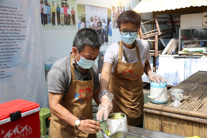 Phiên Chợ Trái Tim: "Bữa Cơm Yêu Thương" đỏ lửa trở lại sau siêu bão Yagi - Ảnh 22.