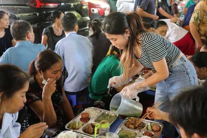 Phiên Chợ Trái Tim: "Bữa Cơm Yêu Thương" đỏ lửa trở lại sau siêu bão Yagi - Ảnh 35.