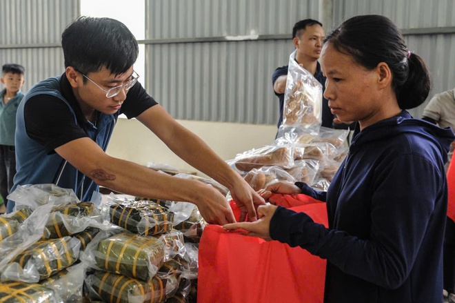 Những bước chân không mỏi: Hành trình Báo NTNN/Dân Việt cứu trợ đồng bào bị thiệt hại do lũ lụt - Ảnh 13.