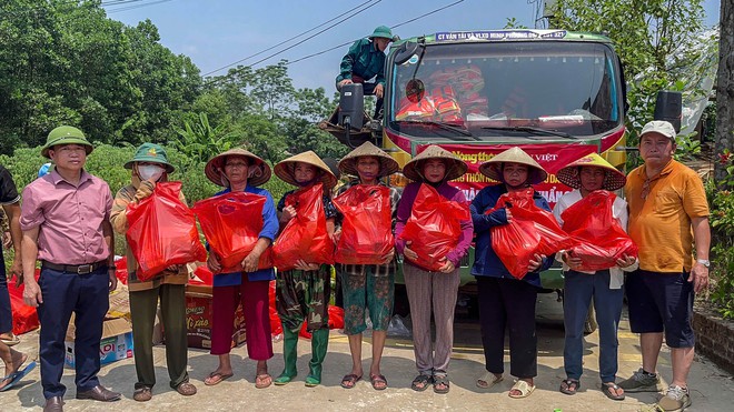 Bơi thuyền cứu trợ người dân bị cô lập do mưa lũ - Ảnh 12.