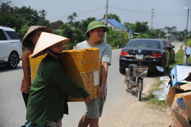 Bơi thuyền cứu trợ người dân bị cô lập do mưa lũ - Ảnh 17.