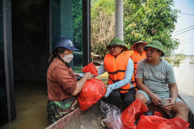 Bơi thuyền cứu trợ người dân bị cô lập do mưa lũ - Ảnh 4.