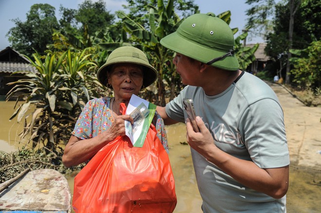 Bơi thuyền cứu trợ người dân bị cô lập do mưa lũ - Ảnh 7.