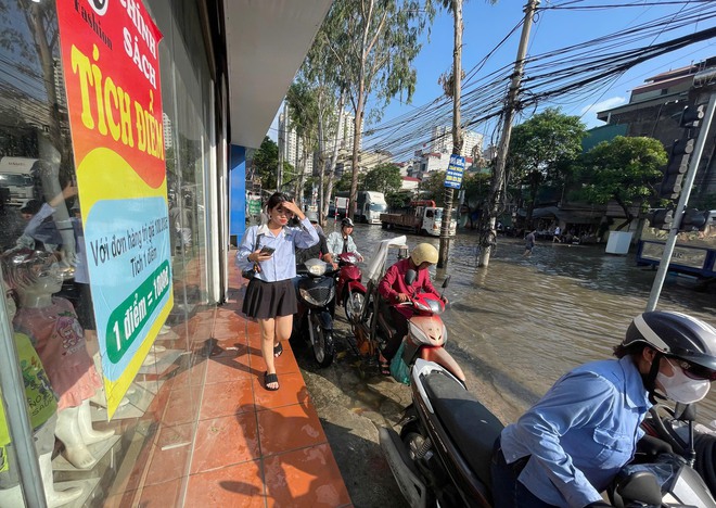 Một con đường ở Hà Nội ngập từ sáng đến tối, đi vài trăm mét mất cả giờ đồng hồ- Ảnh 14.