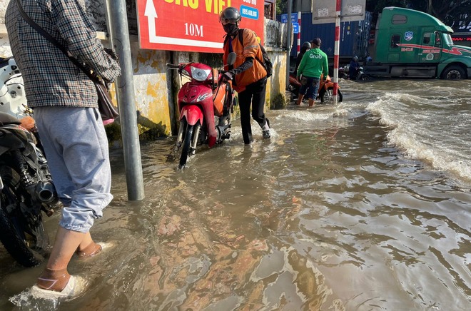 Một con đường ở Hà Nội ngập từ sáng đến tối, đi vài trăm mét mất cả giờ đồng hồ- Ảnh 13.