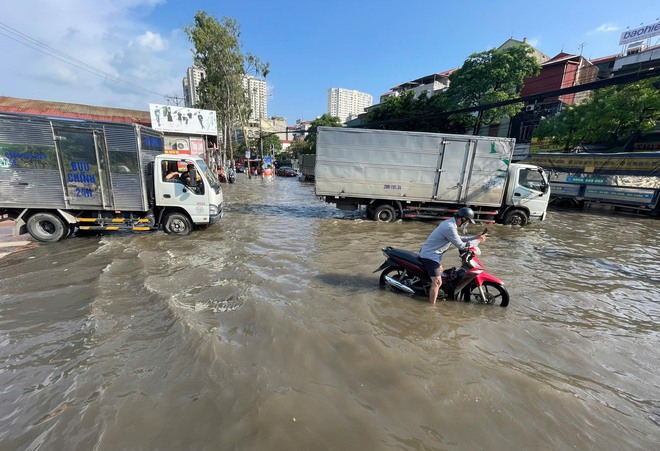 Một con đường ở Hà Nội ngập từ sáng đến tối, đi vài trăm mét mất cả giờ đồng hồ- Ảnh 15.