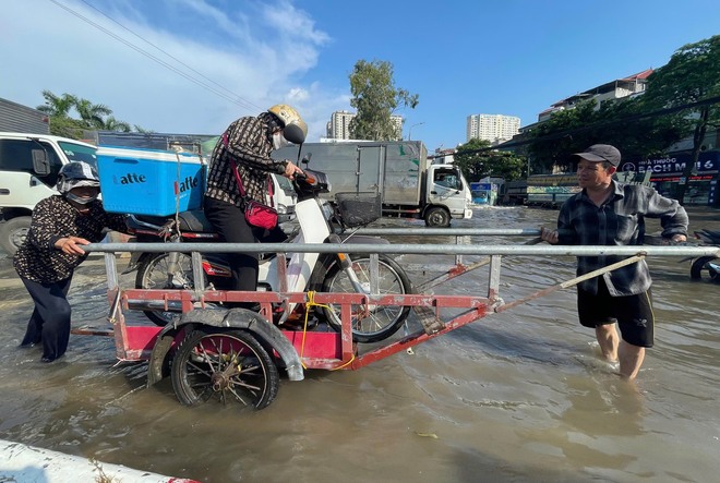 Một con đường ở Hà Nội ngập từ sáng đến tối, đi vài trăm mét mất cả giờ đồng hồ- Ảnh 19.