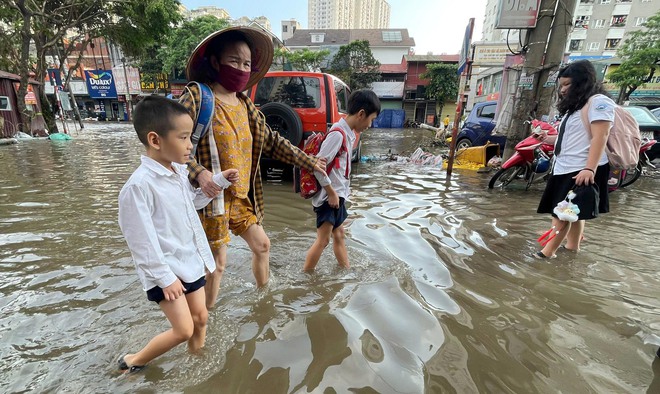 Một con đường ở Hà Nội ngập từ sáng đến tối, đi vài trăm mét mất cả giờ đồng hồ- Ảnh 7.