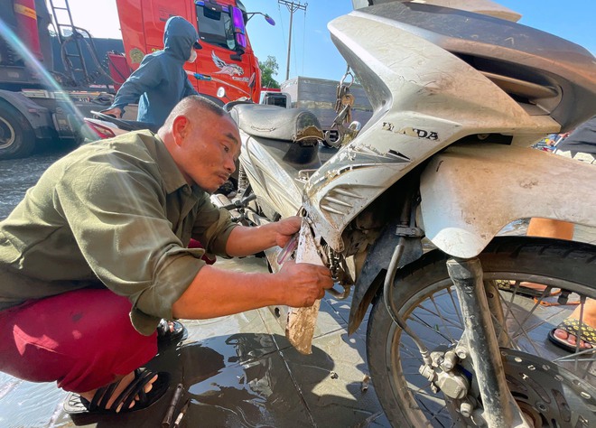 Một con đường ở Hà Nội ngập từ sáng đến tối, đi vài trăm mét mất cả giờ đồng hồ- Ảnh 20.