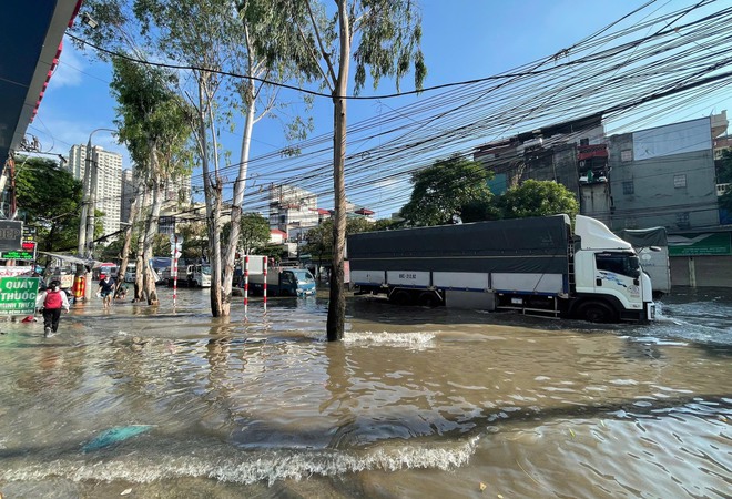 Một con đường ở Hà Nội ngập từ sáng đến tối, đi vài trăm mét mất cả giờ đồng hồ- Ảnh 11.