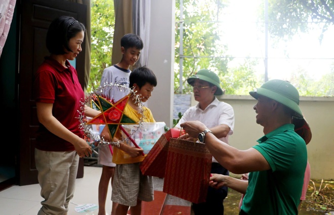 Nghệ sĩ Nhân dân Xuân Bắc lội nước đến đầu gối, Tự Long chèo thuyền đi trao quà Trung thu- Ảnh 11.