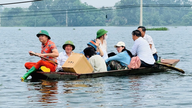 Nghệ sĩ Nhân dân Xuân Bắc lội nước đến đầu gối, Tự Long chèo thuyền đi trao quà Trung thu- Ảnh 8.