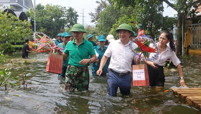 Nghệ sĩ Nhân dân Xuân Bắc lội nước đến đầu gối, Tự Long chèo thuyền đi trao quà Trung thu- Ảnh 7.