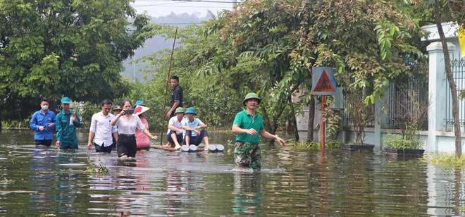 Nghệ sĩ Nhân dân Xuân Bắc lội nước đến đầu gối, Tự Long chèo thuyền đi trao quà Trung thu- Ảnh 10.